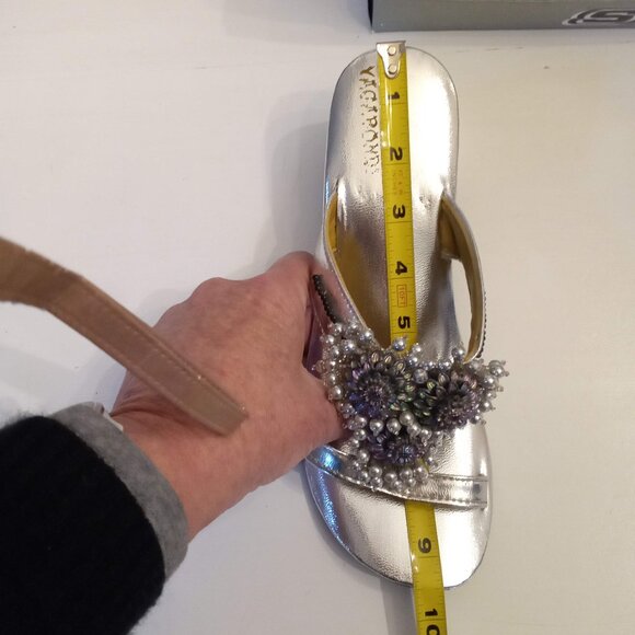 Vagabond Silver Irridescent Floral Beaded Sandals size 7 Mod VTG 60s Round Heels - Picture 10 of 11